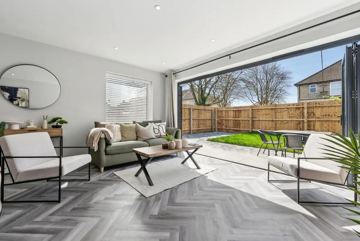 Stunning Detached Property ケンブリッジ